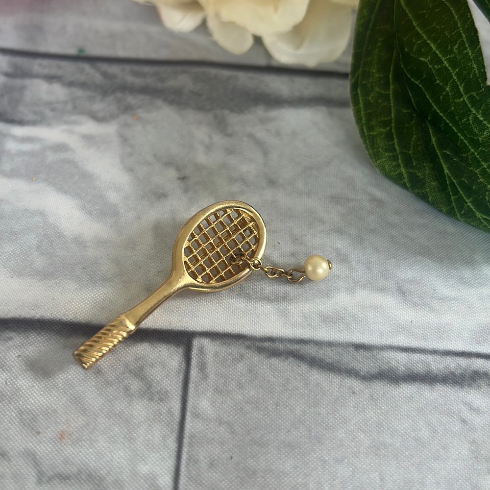 Vintage AVON TENNIS Racket BROOCH/pin with faux pearl - Picture 2 of 4